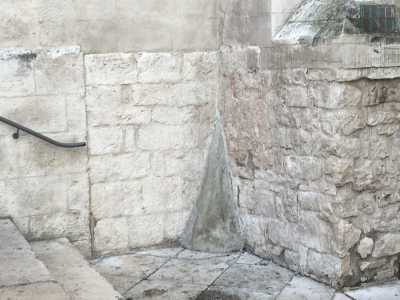 Nel borgo antico � possibile notare nell�angolo destro della Cattedrale, precisamente dove sono poste le scale di accesso, una piccola colata di malta a forma di cono.